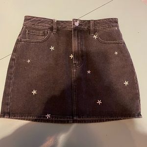 pacsun black denim skirt with daisys size 27